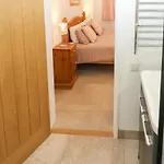 Whinstone Nyaraló